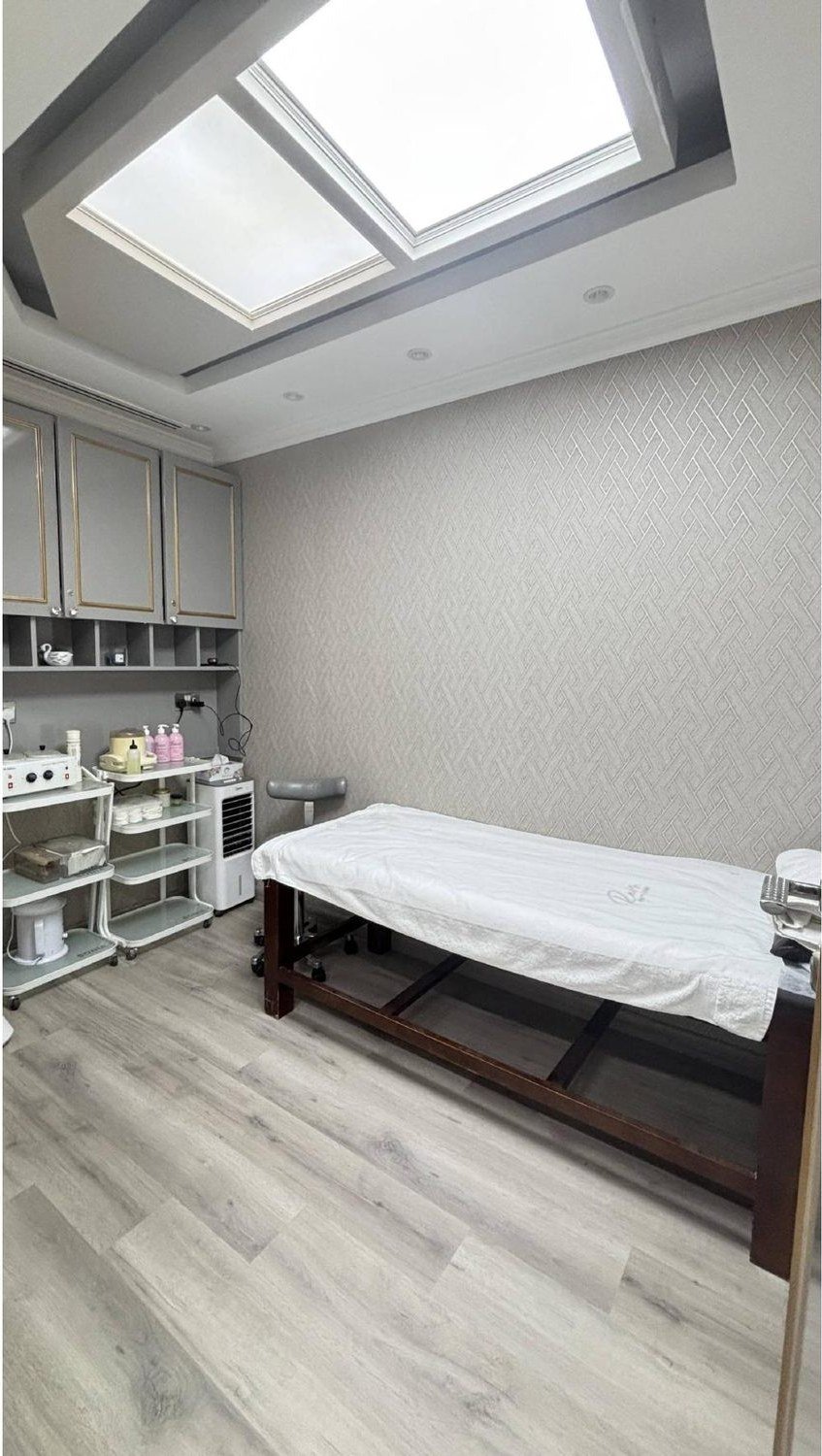 Front Row Beauty Salon, detail